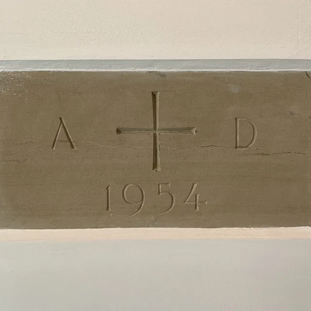 Steinplatte, Kreuz, „A D 1954“ eingemeißelt, historische Markierung.