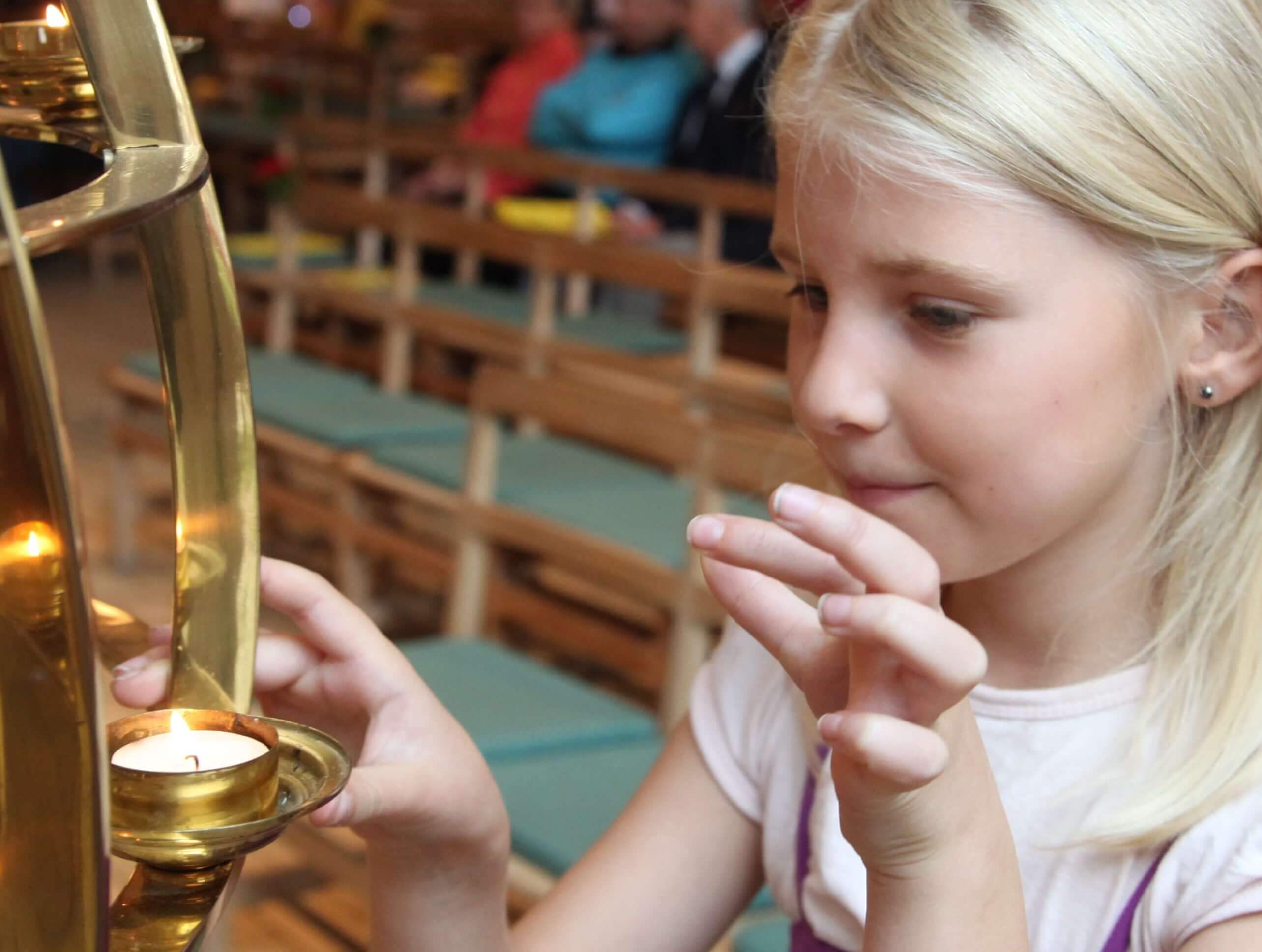 Kinder empfangen andächtig die Kommunion, nehmen an einem heiligen Ritus teil.