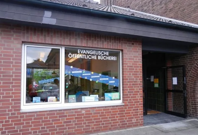 Evangelische öffentliche Bibliothek, Ziegelgebäude, Schaufensterauslage, offene Tür.