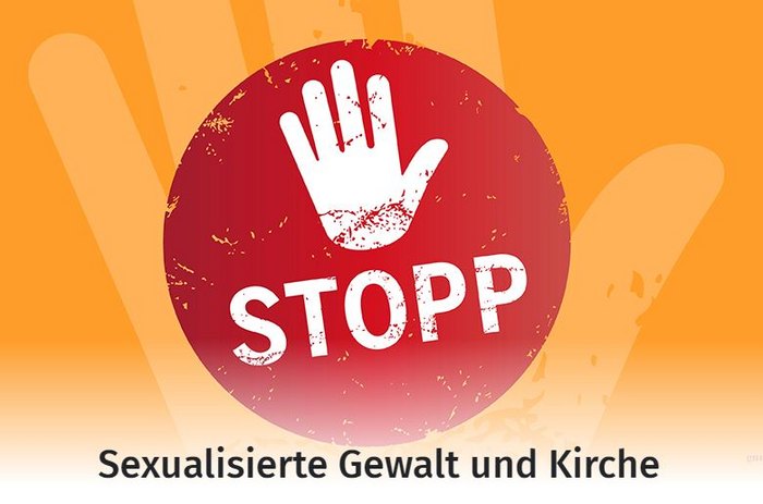 "STOPP"-Schild: "Sexualisierte Gewalt und Kirche" deutscher Text.