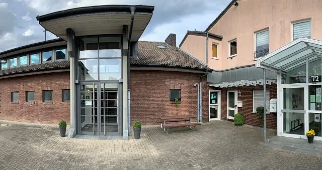 Katharina von Bora Haus, modernes Gebäude, Glaseingang, Ziegelfassade.